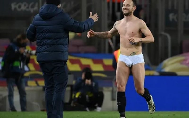 Ivan Rakitic  l'ancien joueur du Barça se retrouve nu devant les supporters ; le stade en flamme (vidéo)