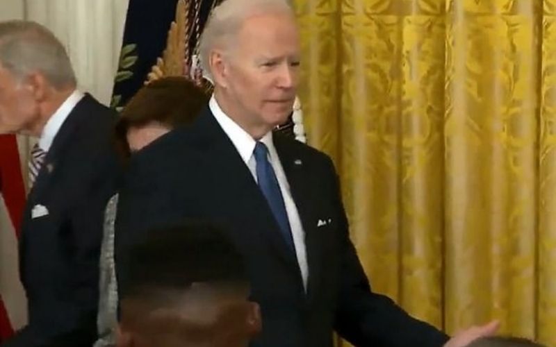 Joe Biden complètement perdu et seul à la maison Blanche ; Barack Obama lui vole la vedette (vidéo)