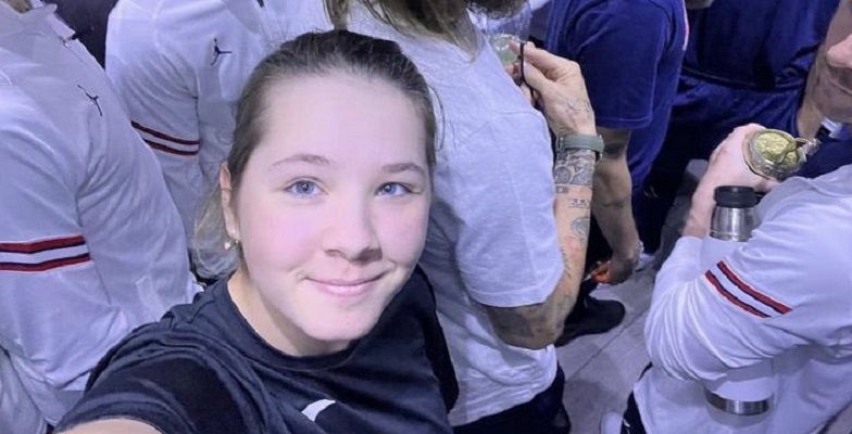 Moment très insolite pour Messi, Neymar, Mbappé, ... Une fille s'est prise en photo avec les joueurs du PSG (photo)