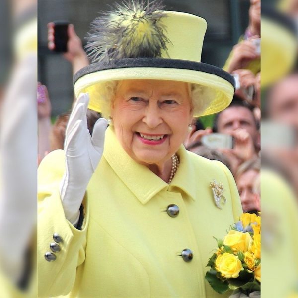 Lunettes de soleil, rouge à lèvres… La reine Elizabeth II fait une apparition très remarquée (Photo)