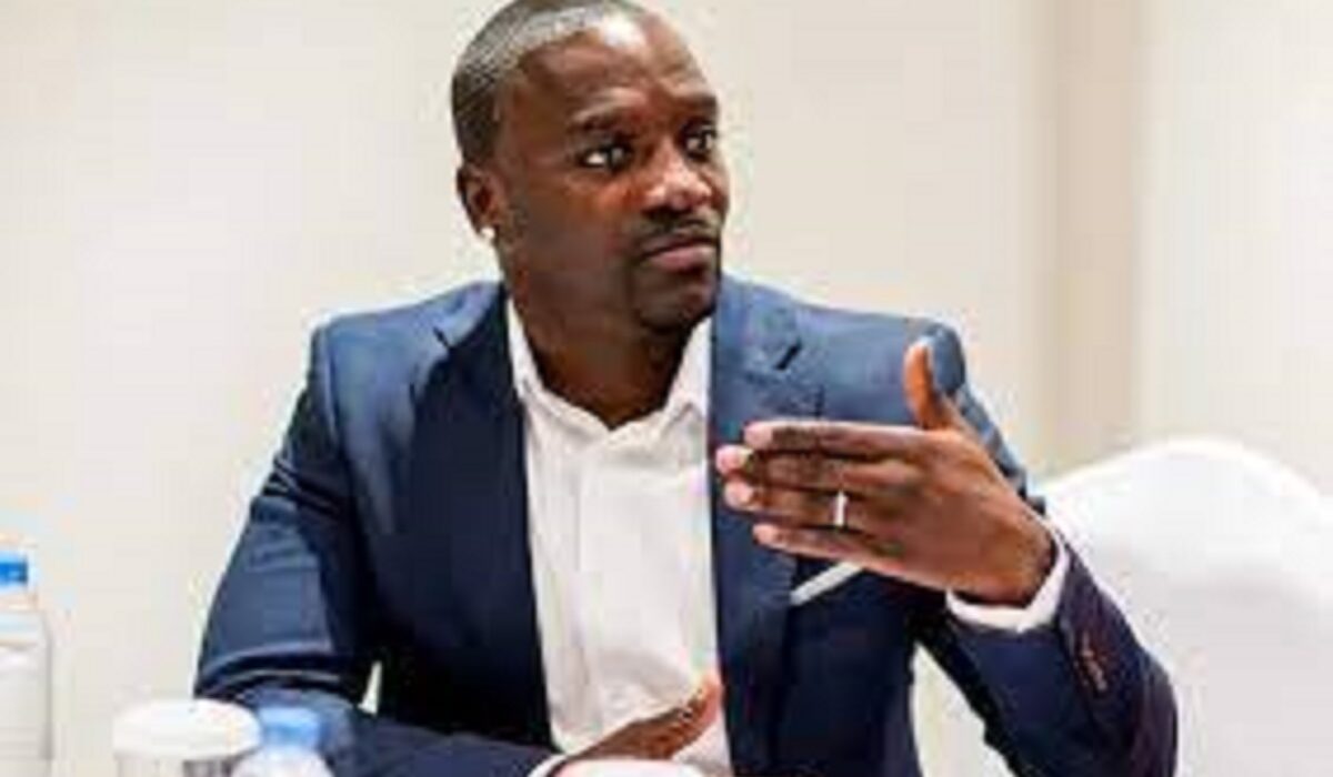 Akon : cette folle somme dépensée par le chanteur pour une greffe de cheveux