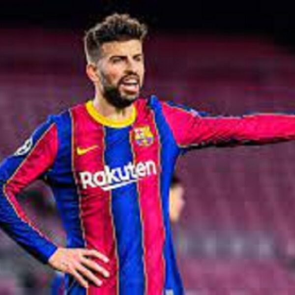 Piqué : ces photos sexy de la petite amie de 23 ans du footballeur enflamment la toile