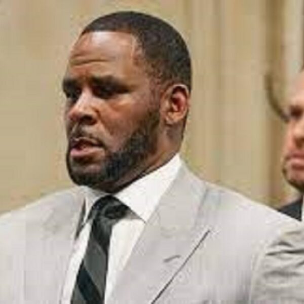 « Il a eu des relations s3xuelles avec moi "des centaines de fois" de 15 à 18 ans… », l'ex-fille adoptive de R Kelly enfonce le chanteur