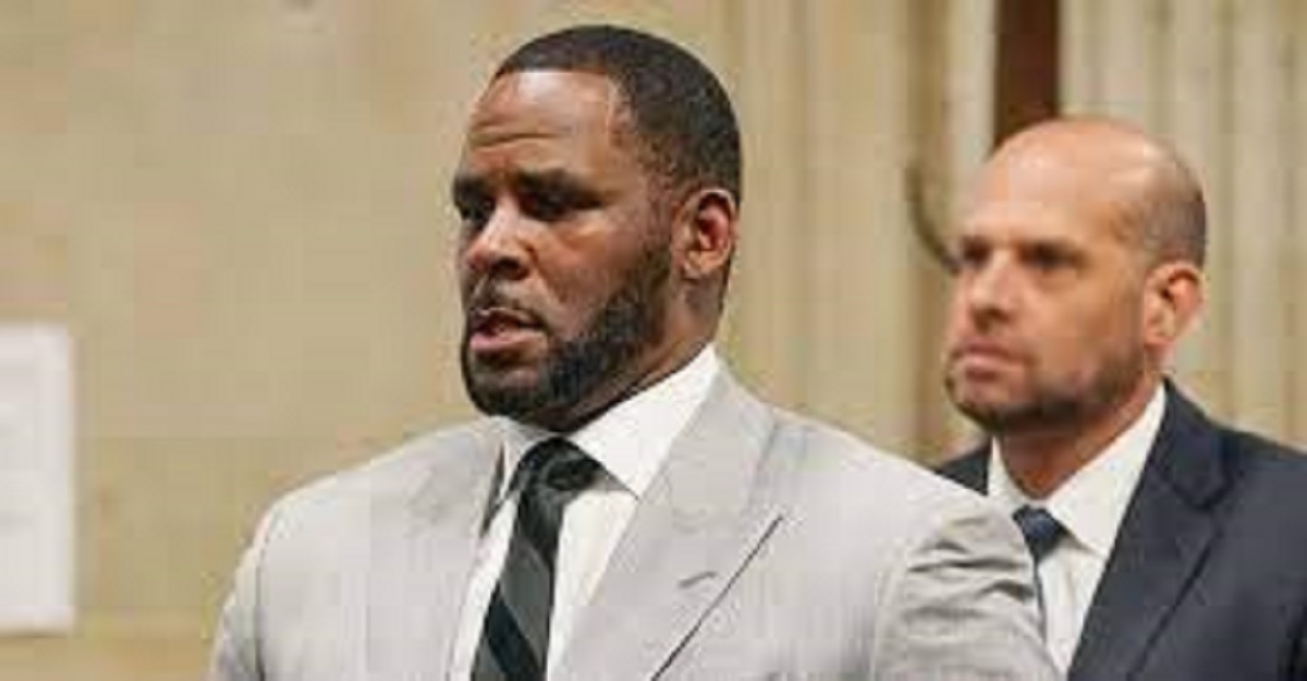 « Il a eu des relations s3xuelles avec moi "des centaines de fois" de 15 à 18 ans… », l'ex-fille adoptive de R Kelly enfonce le chanteur