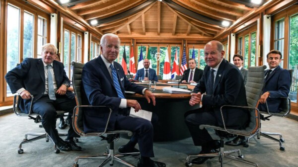  Vladimir Poutine, torse nµ  quand les dirigeants du G7 se moquent du président russe à propos de sa célèbre photo