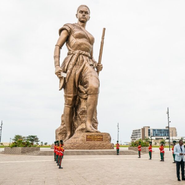 Bénin La splendide statue de l'Amazone est-elle à refaire Ce mot inscrit sur la statue fait jaser (photo)