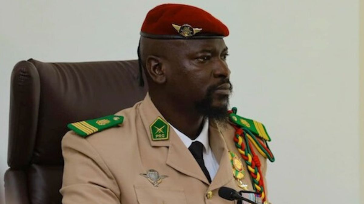 Guinée  Mamadi Doumbouya interrompt le Conseil des ministres et demande a tous les ministres d'aller balayer la ville (photo)