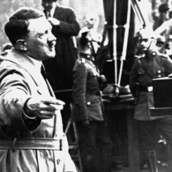 Adolf Hitler cet objet précieux du dictateur nazi vendu à plus d'un million de dollars lors d’enchères controversées