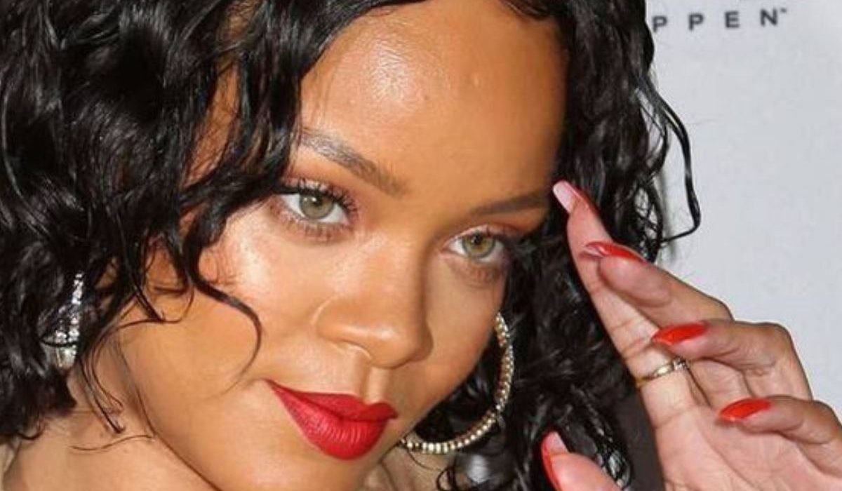 C'est une blague Des produits de maquillage de Rihanna remplis de sauce ketchup suscitent la colère (Photo)