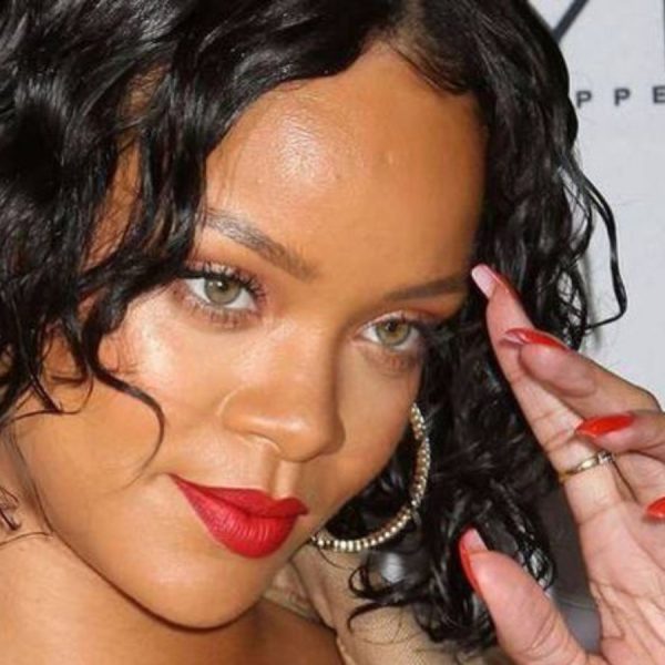 C'est une blague Des produits de maquillage de Rihanna remplis de sauce ketchup suscitent la colère (Photo)