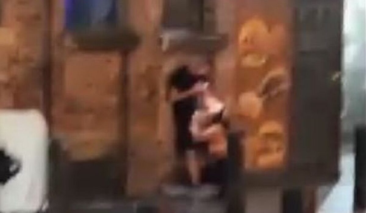 Choquant ! Un couple surpris en train de pratiquer une fell@tion dans une rue de Liverpool (vidéos)