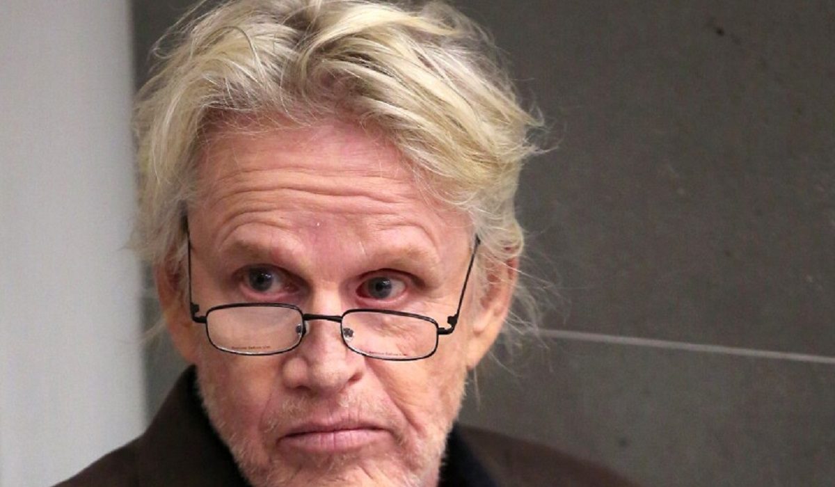 Gary Busey l'acteur photographié assis dans un parc public, le pantalon baissé, après avoir été accusé d'avoir trip0té 3 femmes (photos)