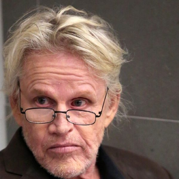 Gary Busey l'acteur photographié assis dans un parc public, le pantalon baissé, après avoir été accusé d'avoir trip0té 3 femmes (photos)