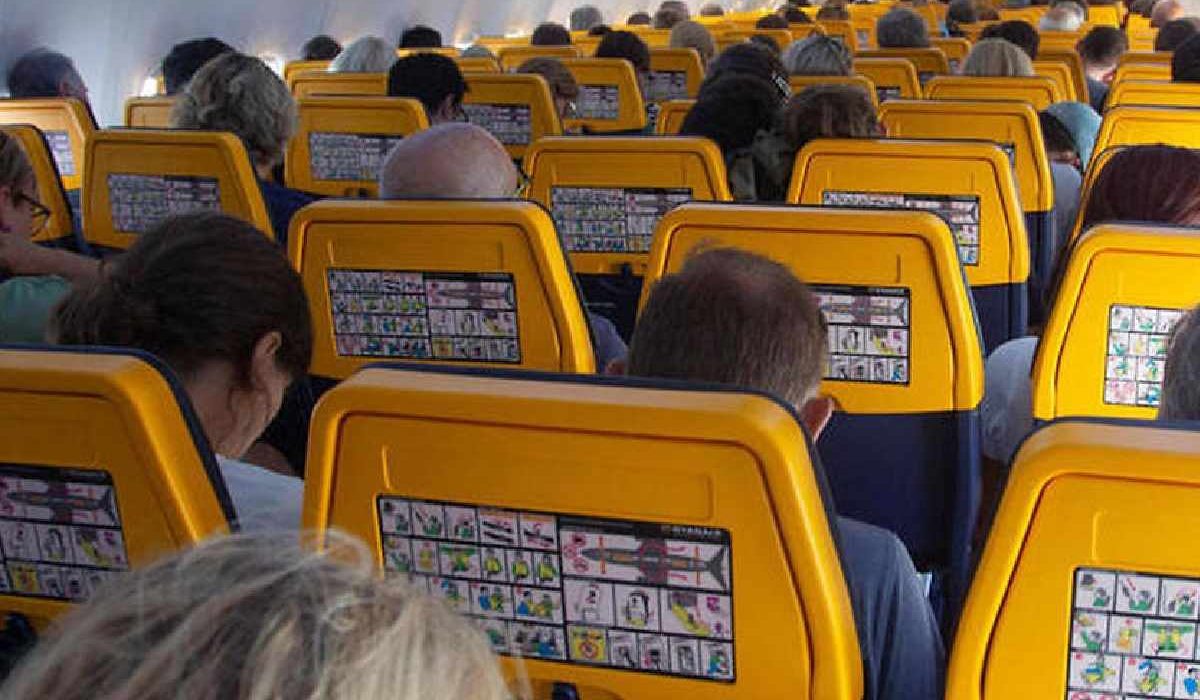 Insolite un homme ivre essaie de quitter un avion en plein vol-compressed