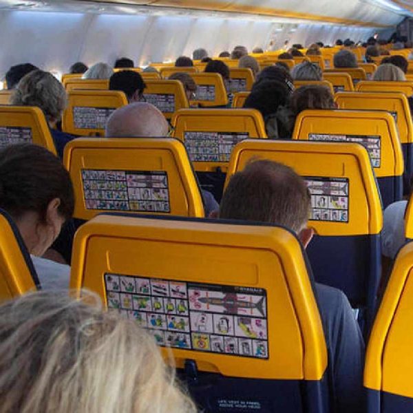 Insolite un homme ivre essaie de quitter un avion en plein vol-compressed