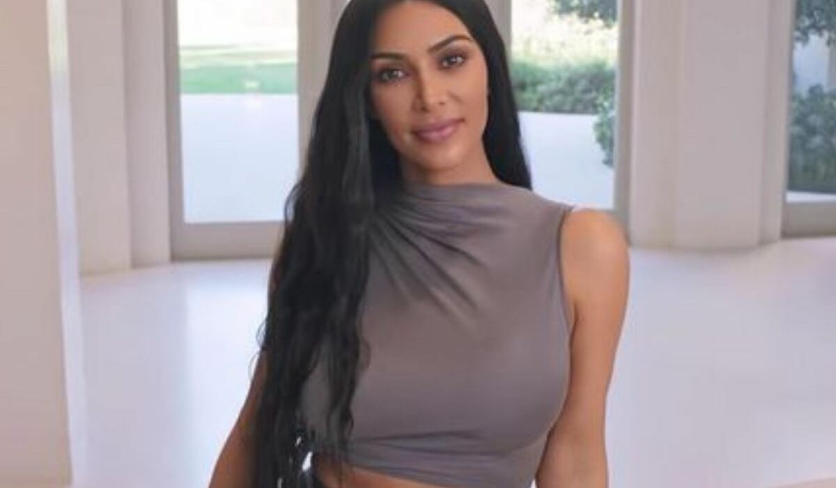 Kim Kardashian se fait resserrer le ventre c'est douloureux mais ça en vaut la peine (photo)