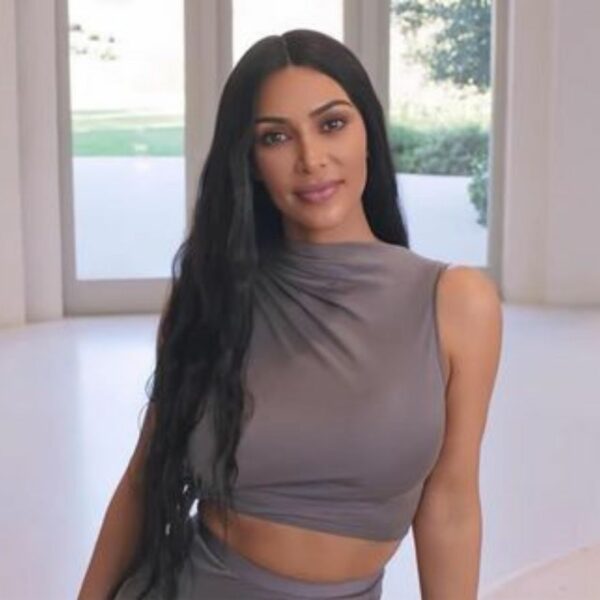 Kim Kardashian se fait resserrer le ventre c'est douloureux mais ça en vaut la peine (photo)