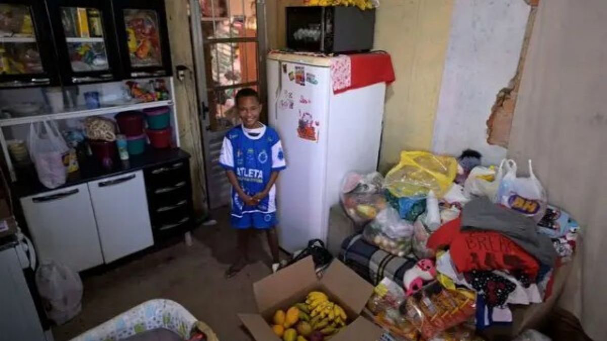 On n’a rien à manger à la maison ; un enfant appelle la police parce qu’il n’a plus rien à manger, tout le pays se mobilise