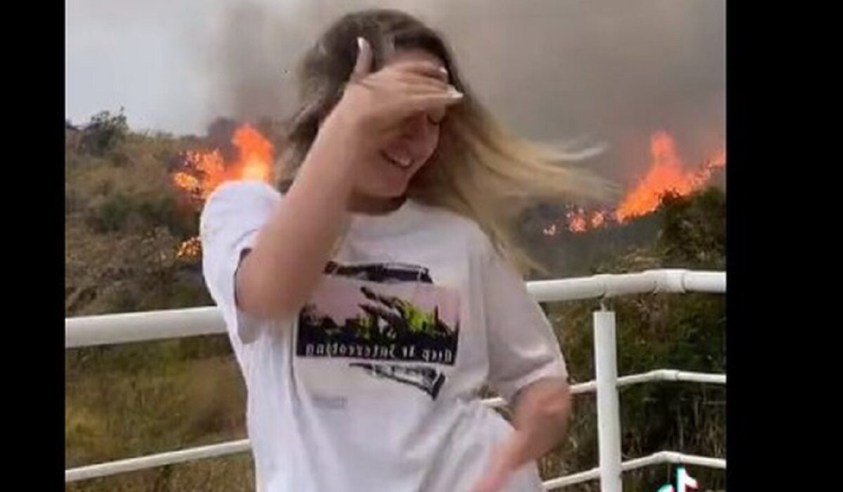 Quelle folie Elle se filme en dansant pendant qu'un incendie menace sa maison (vidéo)