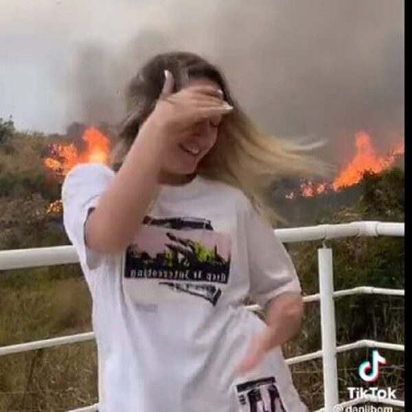 Quelle folie Elle se filme en dansant pendant qu'un incendie menace sa maison (vidéo)