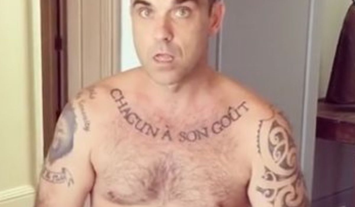 Robbie Williams nU comme un ver en pleine interview ; les journalistes choqués (vidéo)