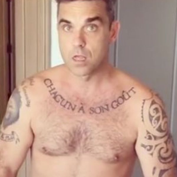 Robbie Williams nU comme un ver en pleine interview ; les journalistes choqués (vidéo)