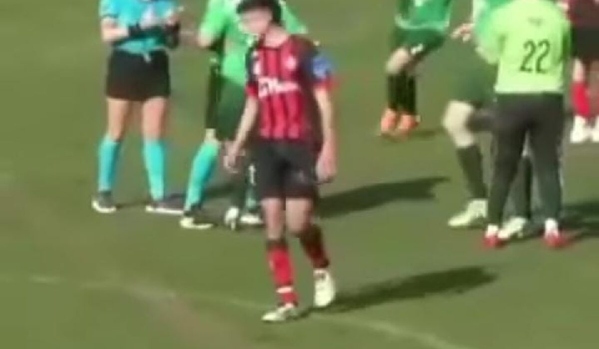 Un footballeur argentin arrêté pour avoir frappé une femme arbitre après qu'elle l'a... (vidéo)