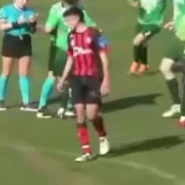 Un footballeur argentin arrêté pour avoir frappé une femme arbitre après qu'elle l'a... (vidéo)