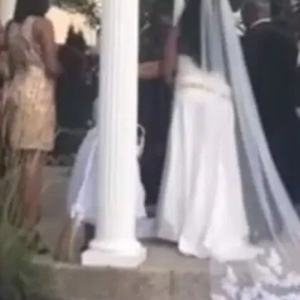 Une maîtresse enceinte gâche le mariage de son petit ami (vidéo)