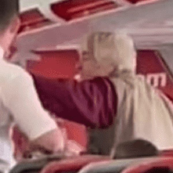 Une vieille dame gifle un steward et urine sur les sièges après s'être fait… (vidéo)