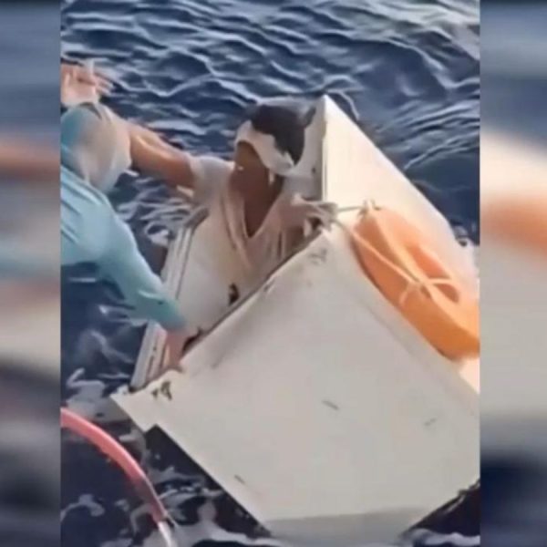 11 jours en mer dans un congélateur ; la survie de cet homme fait le tour (vidéo)