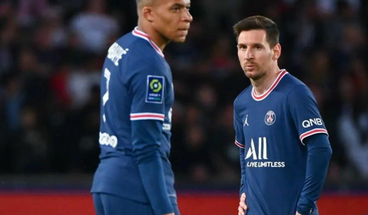 Incroyable ! Mbappe empêche un but de Messi, la toile s'enflamme de colère (vidéo)