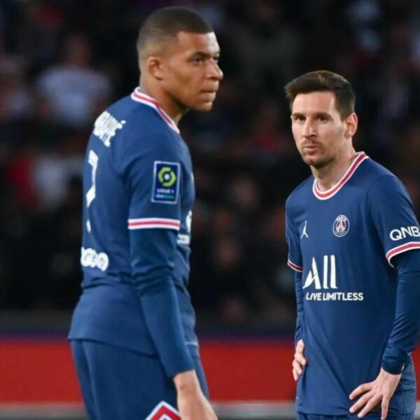 Incroyable ! Mbappe empêche un but de Messi, la toile s'enflamme de colère (vidéo)