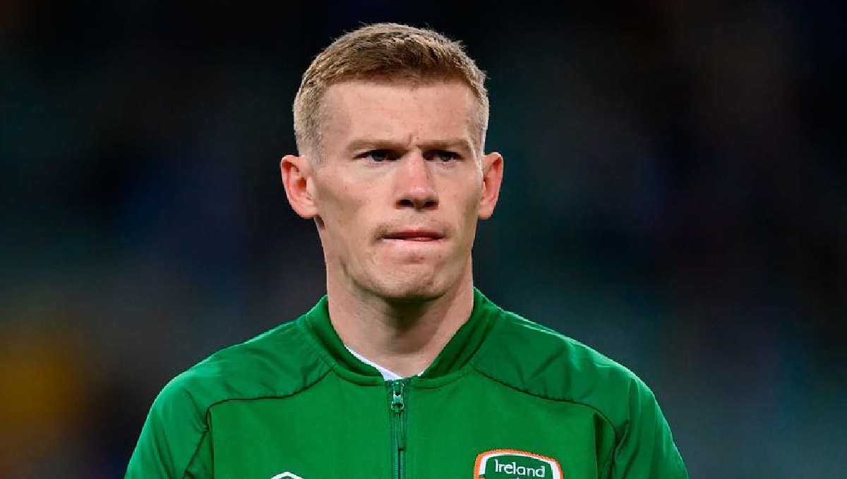 James McClean le footballeur aperçu à l'écart de ses coéquipiers de Wigan pendant la minute de silence pour la mort de la reine (photos)