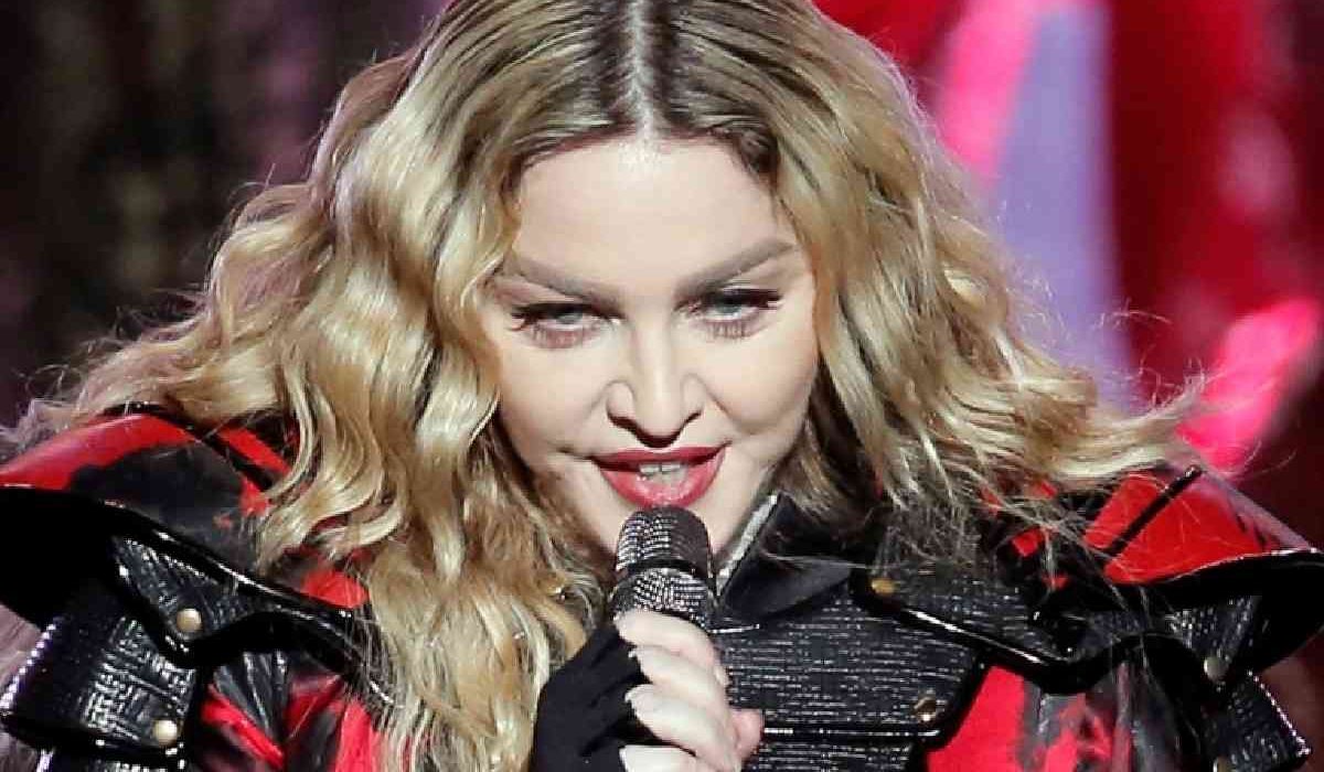 Mauvaise surprise pour Madonna la police intervient en plein tournage de clip et stoppe tout-compressed