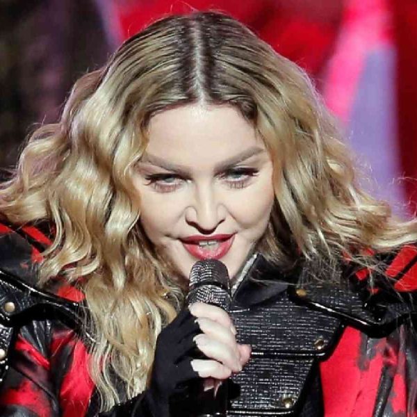 Mauvaise surprise pour Madonna la police intervient en plein tournage de clip et stoppe tout-compressed