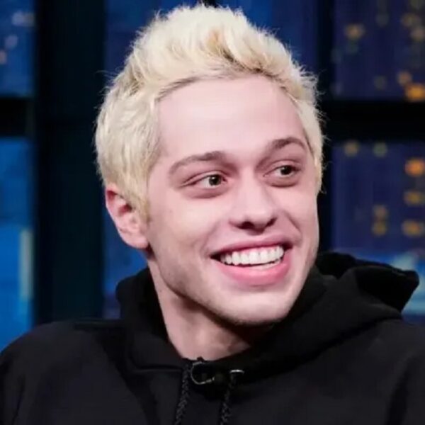 Pete Davidson la star recrée le look du Met Gala de Kanye West aux Emmys 2022