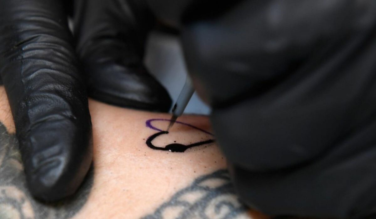 Tatouages Adieu les aiguilles ce nouvel outil permet d'avoir son tatoo sans douleurs