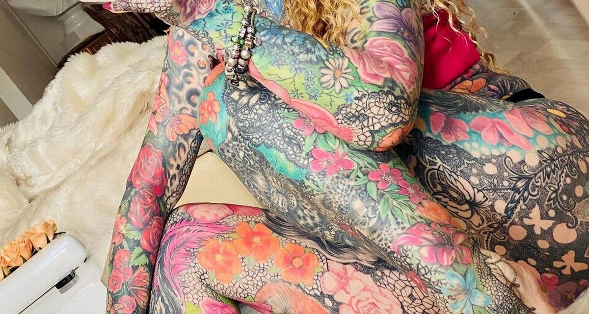 Une vieille se met torse nµ pour afficher sa collection de tatouages (photos)