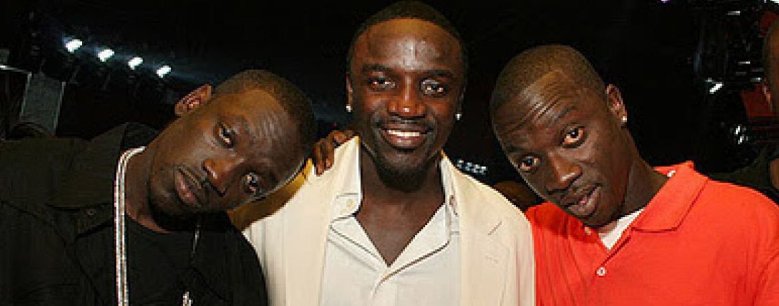 Akon Il ne pouvait pas laisser tout cet argent ; l'artiste révèle comment il s'est servi son propre frère pour...