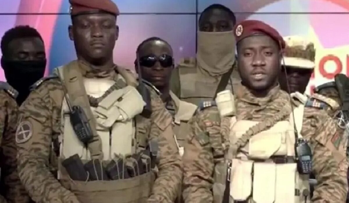 Ibrahim Traoré le nouvel homme fort du Burkina Faso envoie un message aux citoyens qui s'attaquent à la France