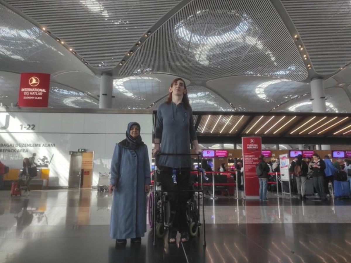La plus grande femme du monde prend son 1er vol ; cet avion a été transformé (vidéo) LFRII