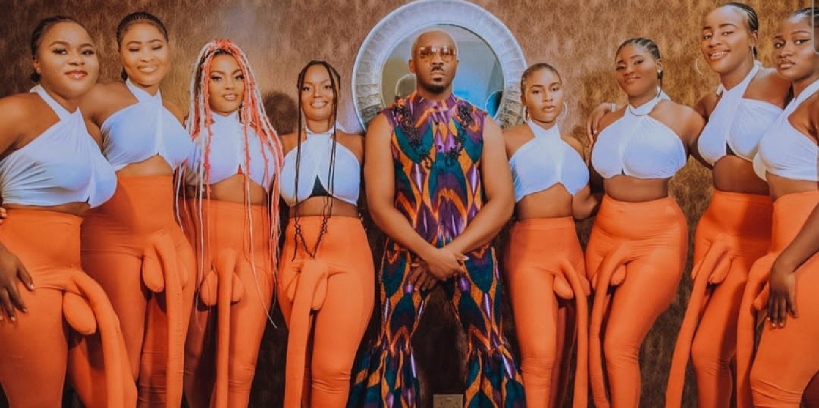 Pretty Mike la star arrive avec des femmes portant des pantalons à gros péni$ aux funérailles de la mère de Don Jazzy (vidéo)