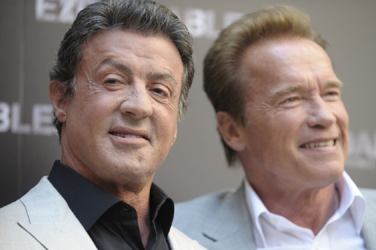 Schwarzenegger (Comando) et Stallone (Rambo) Agées de plus de 70 ans, les deux stars aperçues avec une arme de guerre (photo)