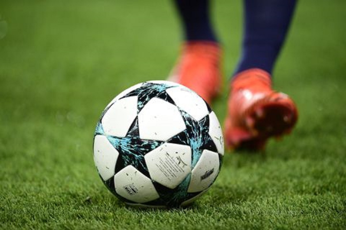 Un footballeur a stupéfié les fans lors d'un match de championnat en sortant son péni$. Pendant le match du week-end z