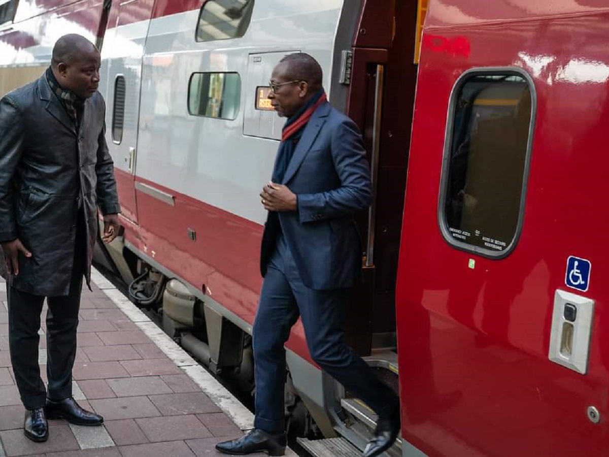 (Vidéo) Bénin Patrice Talon prend un transport en commun pour se rendre aux Pays-Bas