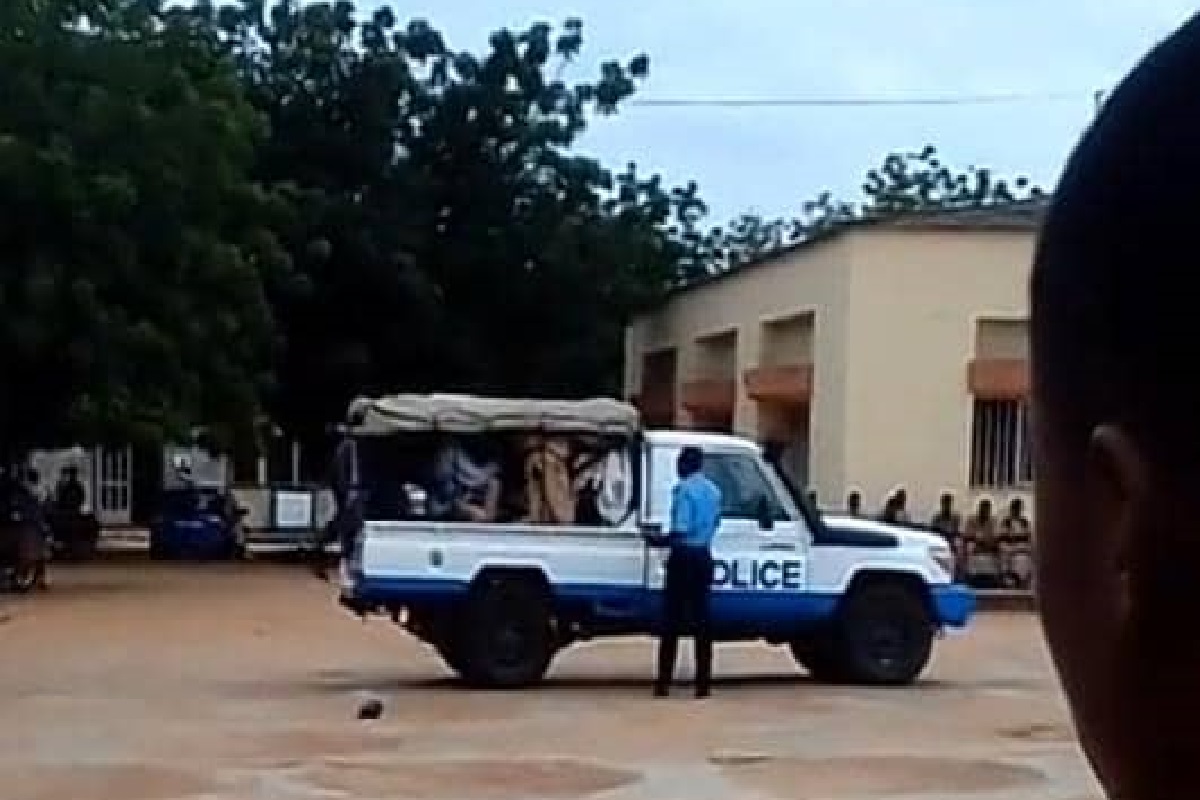 voleurs déguisés élèves lycée Adidogomé