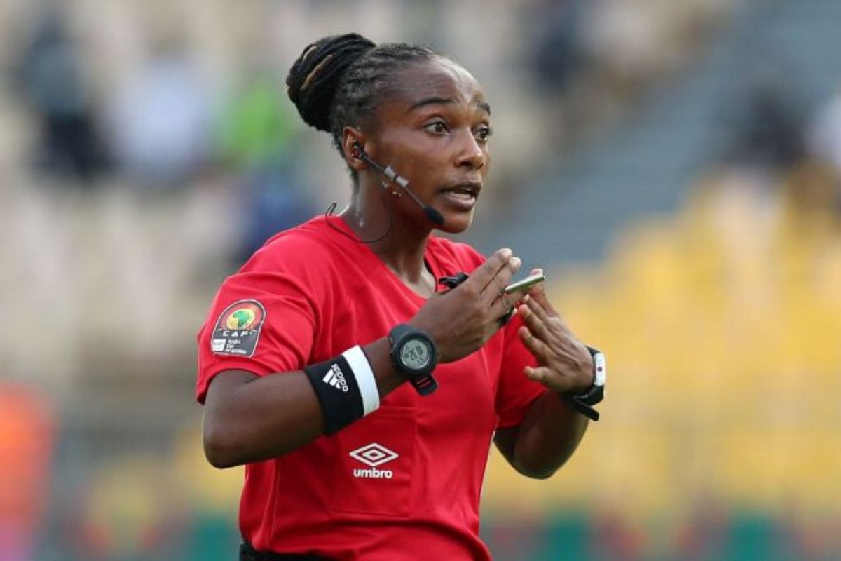 Salima Mukansanga la première arbitre féminine africaine présente à la Coupe du monde fait sensation sur la toile