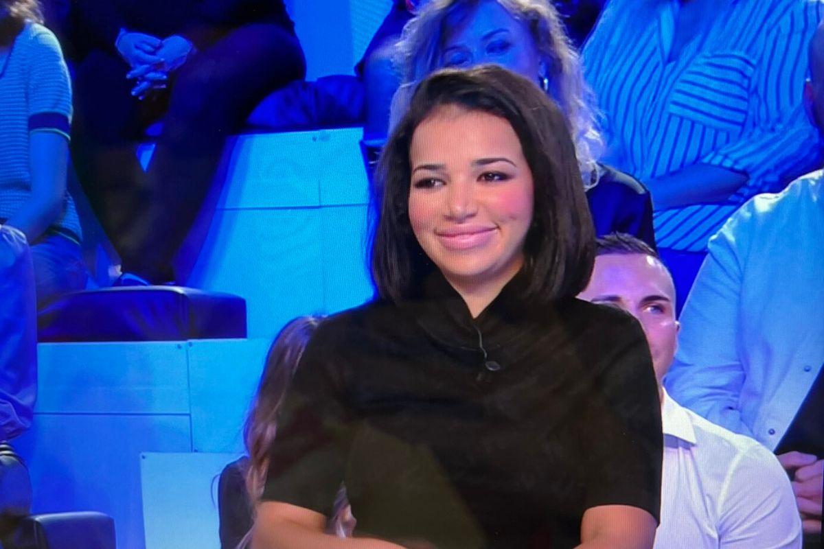 TPMP  Une gamine droguée qui se met à poil ; Ruby Nikara craque et se déshabille en direct... (vidéo)