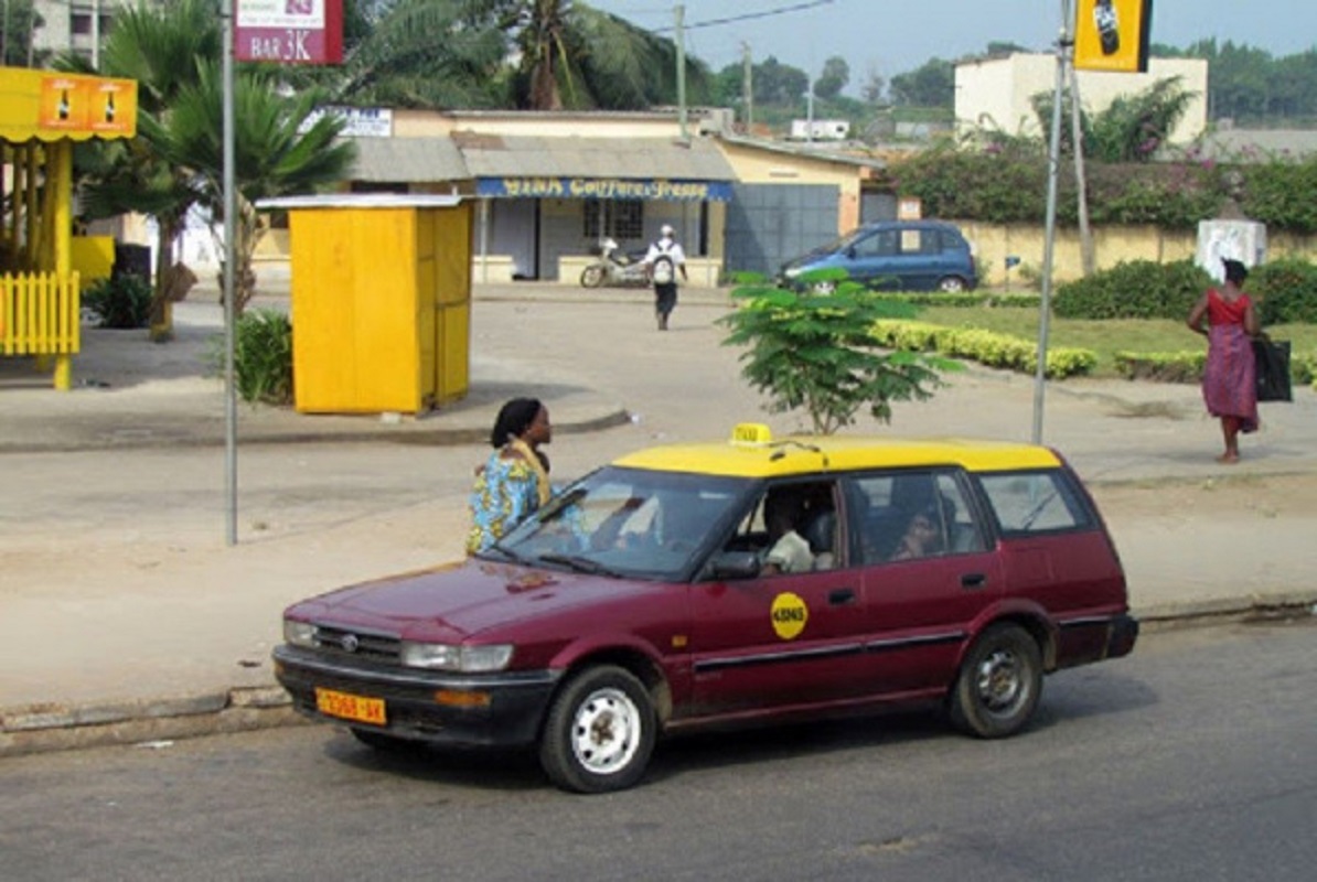 un taxi prenant un passager